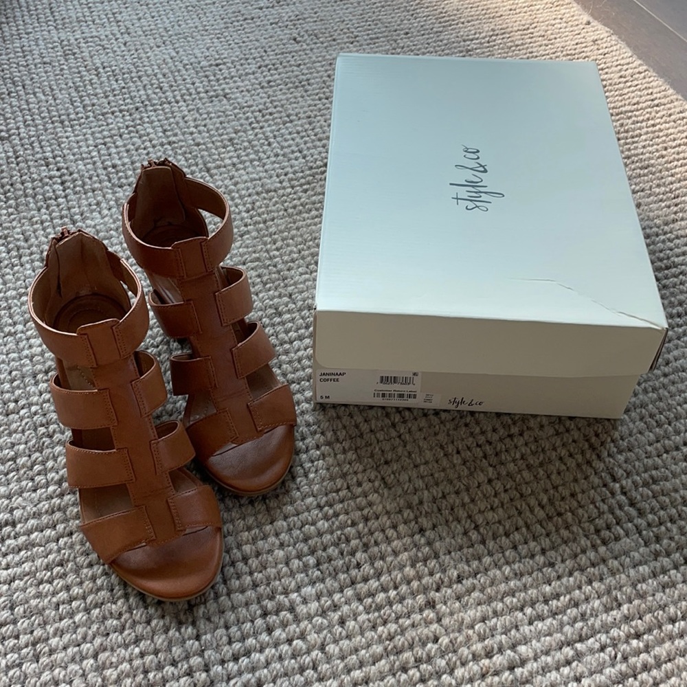 Block-heel sandal 2 3/4”. Color: Coffee. Size 5.